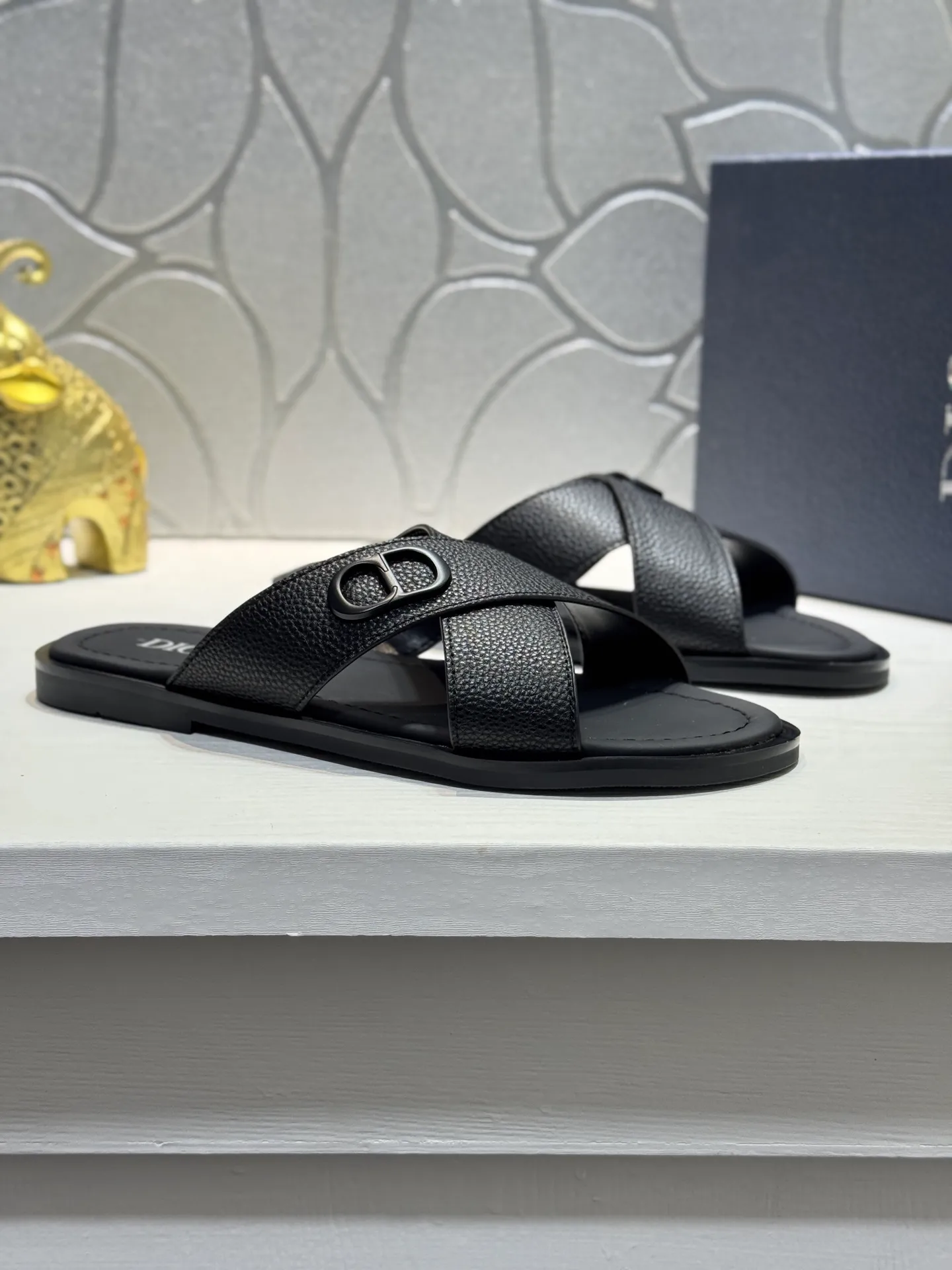 Men's men's shoes 💰320 [New style] 🦇🦇𝐂𝐡𝐫𝐢𝐬𝐭𝐢𝐚𝐧 𝐃𝐢𝐨𝐫 Dior slippers - the latest hot sandals, classic sandals, original replicas, super durable and versatile, cowhide leather with hardware accessories, very comfortable on the feet Look slim and white. Original molded outsole size: 38-44 (.45. Customized